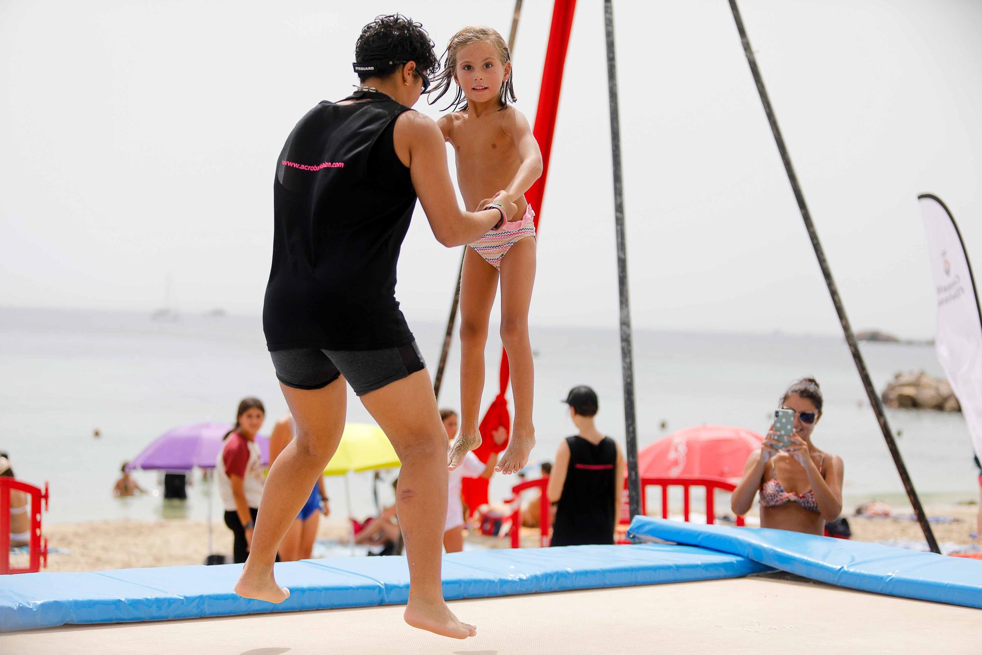 Un día de acrobacias y juegos junto al mar en Ibiza