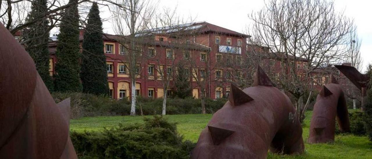 El Sanatorio Adaro, visto desde el paseo mitológico de Langreo.