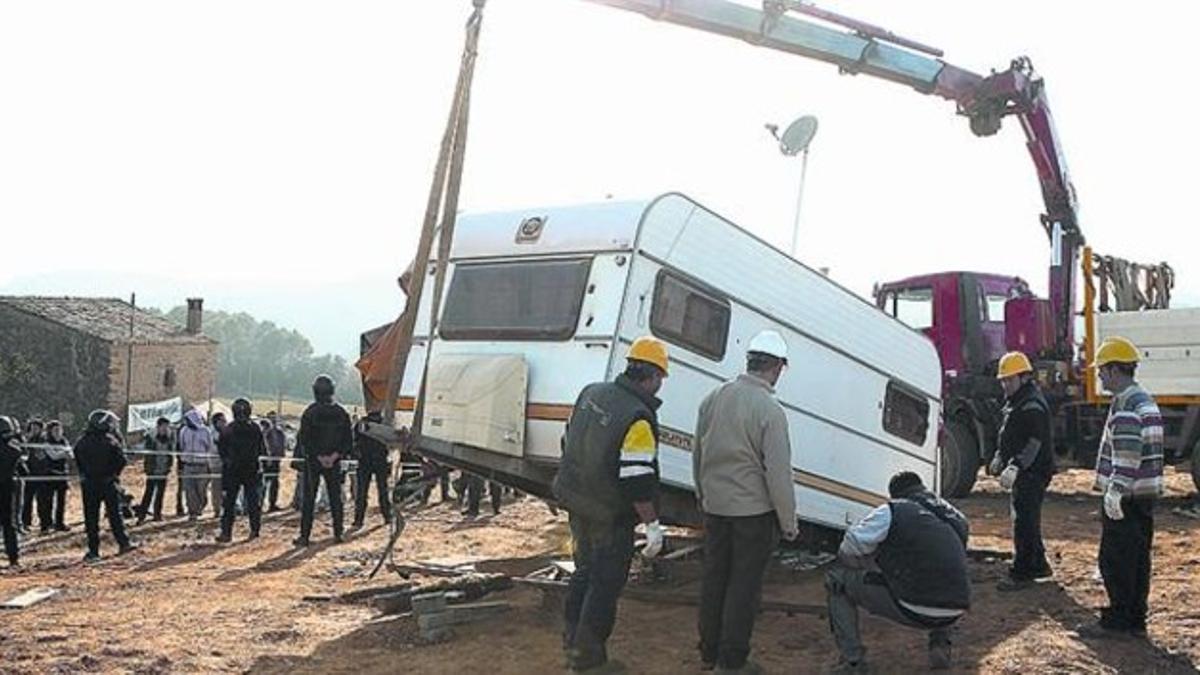 Secuencia de la 'exhumación' del activista anti-MAT, ayer en Viladasens.