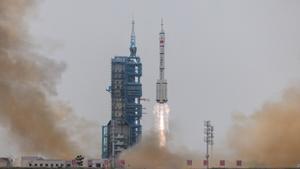 El cohete chino Shenzhou-16, con tres pasajeros a bordo, en el momento del lanzamiento.