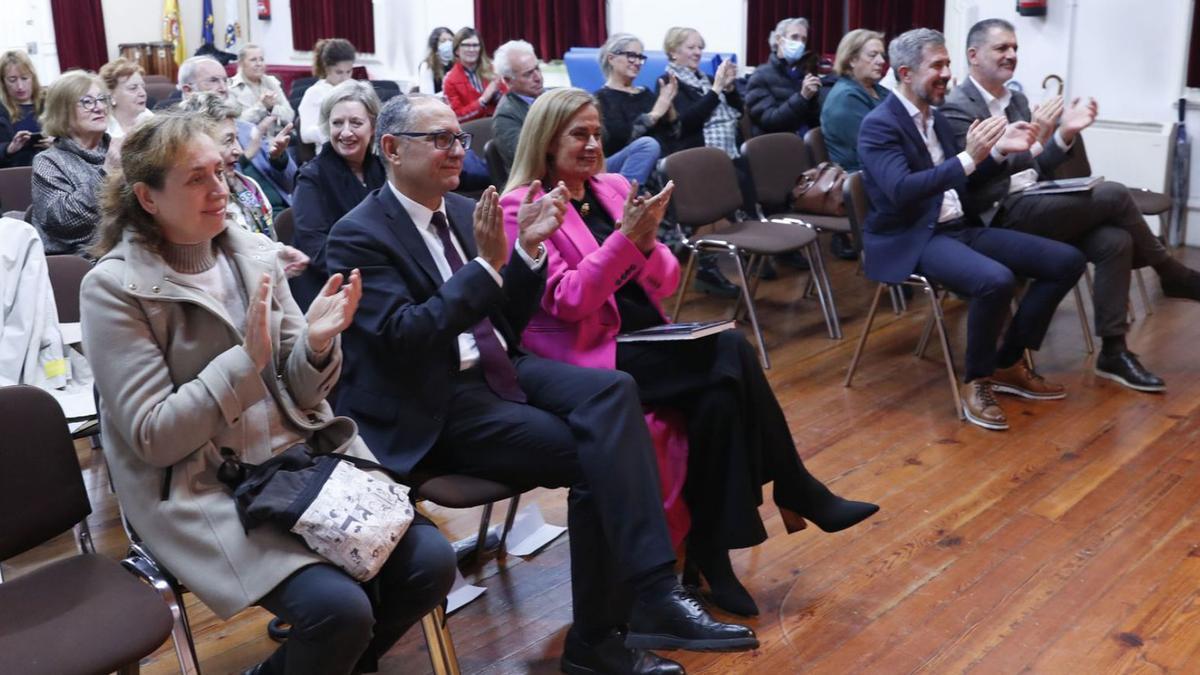 Montserrat Rodríguez, 
Juan Carlos Da Silva,
Carmela Silva, Pedro Costa
y Ángel Rivas, en la primera
fila, aplaudiendo.   | // J. LORES