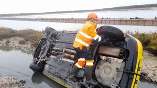 Un coche acaba volcado sobre el techo en Ibiza