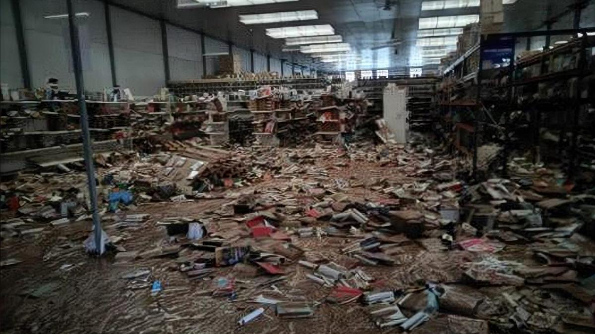 Almacen de libros totalmente devastado en Picanya