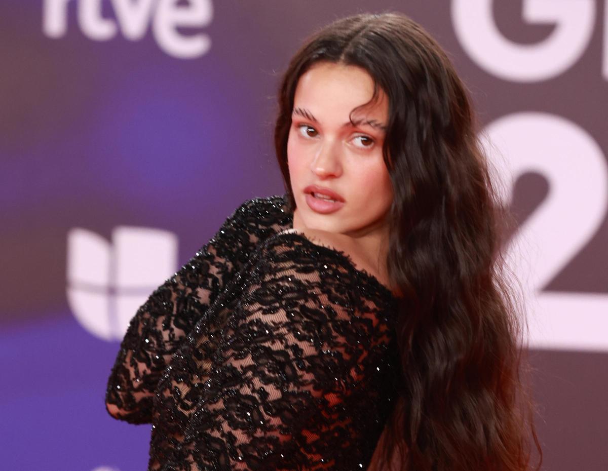 Rosalía en la alfombra roja de los Grammy Latinos 2023 en Sevilla.
