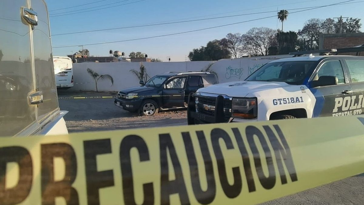 Una camioneta blindada desde la que un comando armado y policías se enfrentaron en Guanajuato.