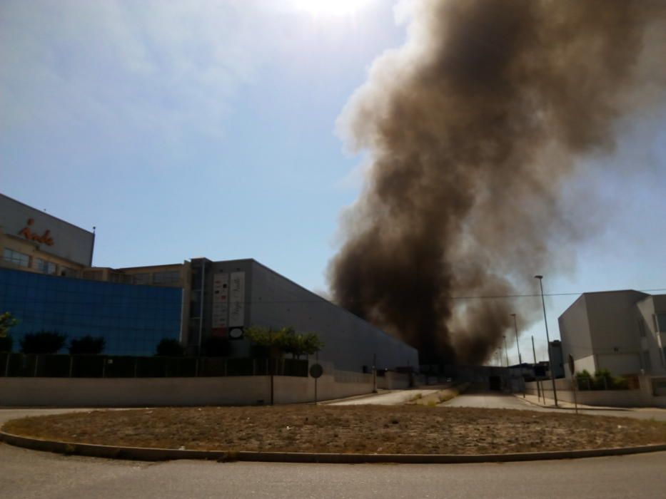 Un incendio devora una fábrica de plásticos en Olleria