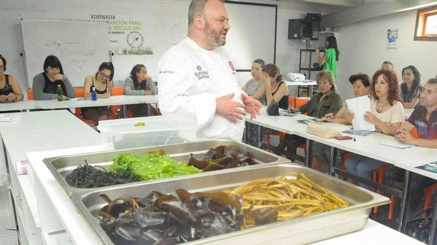 Aumenta la formación sobre el modo de gestionar el recurso  |  Cada vez son más los cursos y talleres con los que se enseña cómo recoger y comercializar algas, cómo cocinarlas y, en definitiva, cómo sacar provecho al enorme manto vegetal existente en las profundidades de las rías gallegas. En la foto se ve al chef Tonino Botana en una clase magistral sobre el manejo de las diferentes especies de algas impartida en Cambados. De sus potencialidades culinarias también se habló a lo largo del pasado ejercicio en O Grove, donde además la cofradía informó a sus socios sobre el modo de extraerlas.