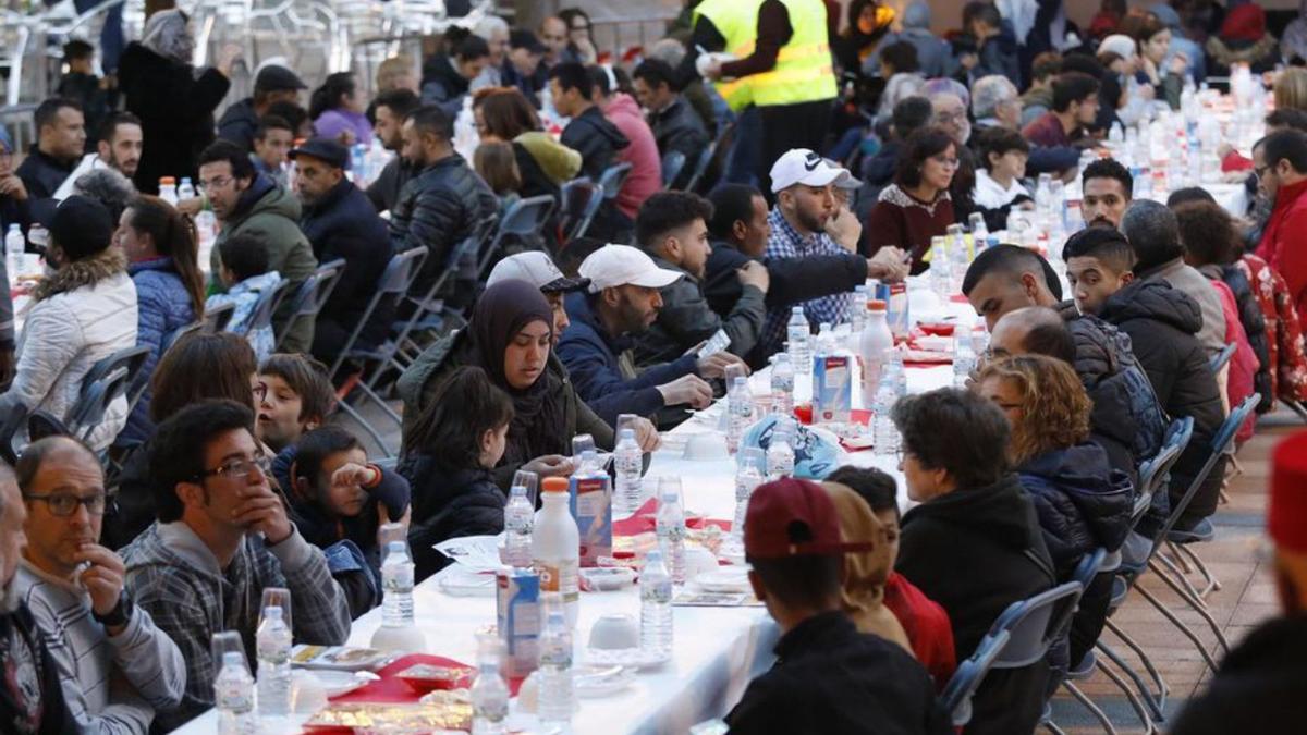 «Iftar» comunitari a Girona, abans de la pandèmia.  | ANIOL RESCLOSA