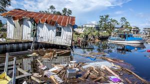 Vista, de este 31 de agosto de 2023, de los daños causados por el huracán Idalia en la ciudad de Horseshoe Beach, Florida (EE.UU.).