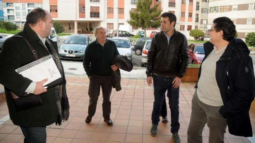 Vecinos de Lérez acuden a una reunión con Acuanorte sobre las expropiaciones.  // Rafa Vázquez