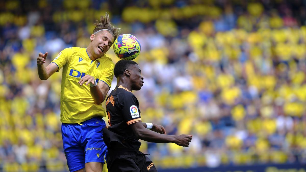 El Cádiz vence al Valencia y le adelanta.