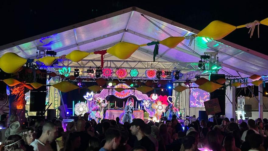 El escenario de la plaza de Jesús durante la celebración de la fiesta Flower Power. | AYUNTAMIENTO DE SANTA EULÀRIA