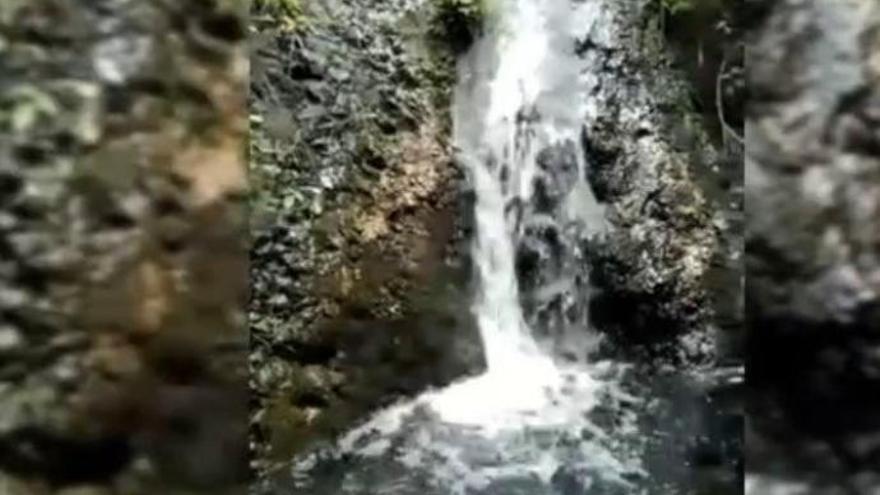 Así corre el barranco de Azuaje en pleno julio