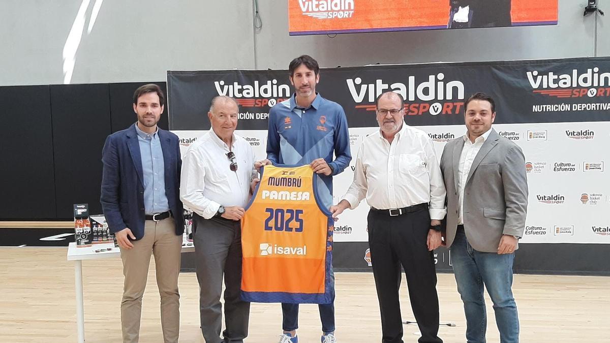 Álex Mumbrú posa junto a Enric Carbonell, Paco Raga, Vicente Solá y el representante de Vitaldin, José Carlos López