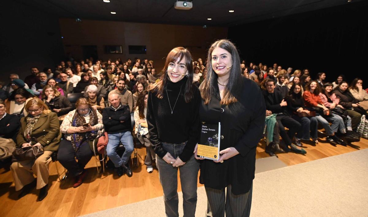 Marta Jiménez (izq.), con Guada Guerra, ayer en Club FARO en el auditorio del MARCO de Vigo. | PABLO H. GAMARRA
