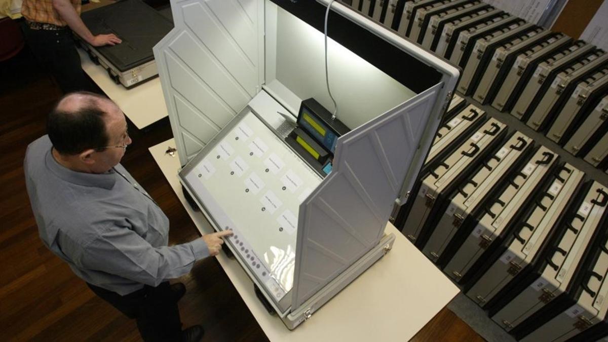 Un empleado municipal revisa una máquina de voto electrónico para las pasadas elecciones presidenciales francesas.