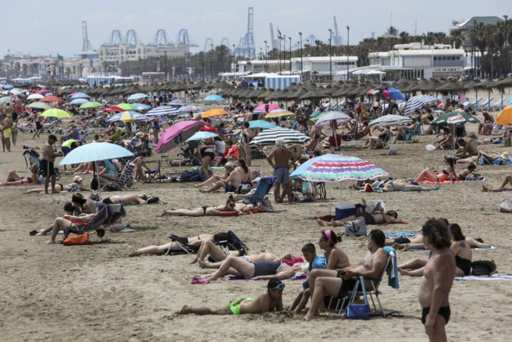 Las playas de València se llenan el primer fin de semana del verano