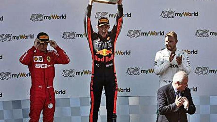 Verstappen celebra el triunfo junto a Leclerc y Bottas.