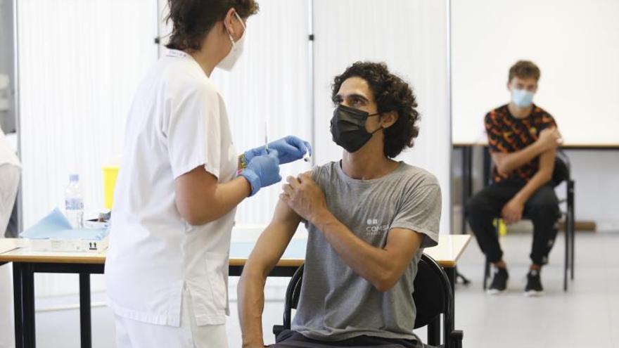 Vacunació de la Covid-19 a estudiants i PAS de la UdG al campus de Montilivi.  | ANIOL RESCLOSA