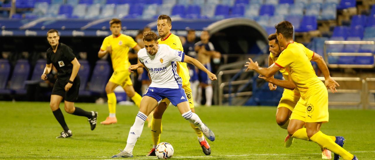 Baselga controla un balón en el partido amistoso ante el Girona en la pretemporada de la 20-21.