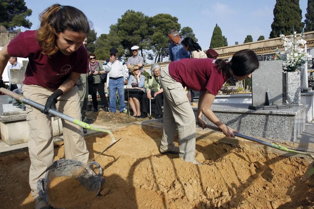 Exhumación de una fosa con 20 fusilados del franquismo en Paterna