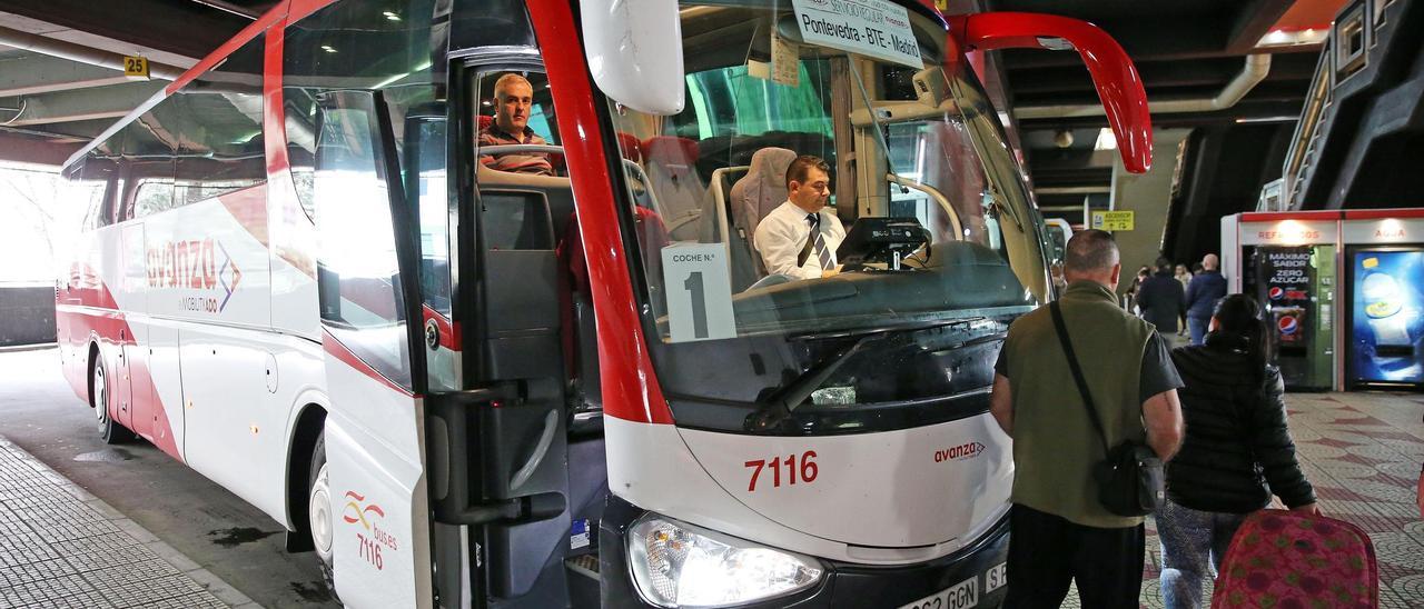 Un autocar de Avanza que cubre la línea entre Vigo y Madrid en la estación de autobuses