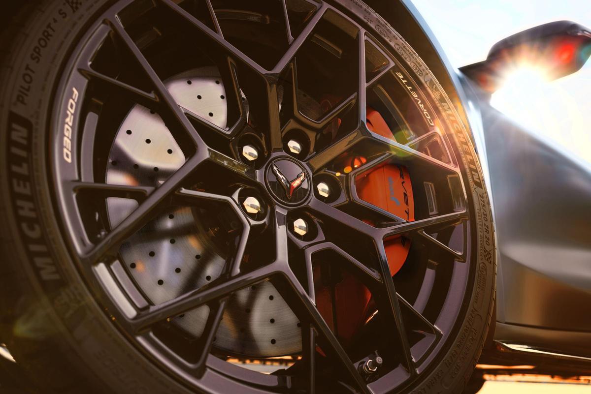 Se ofrecen opciones como un techo de fibra de carbono para reducir el peso y bajar el centro de gravedad, y llantas de aluminio disponibles en varios acabados.