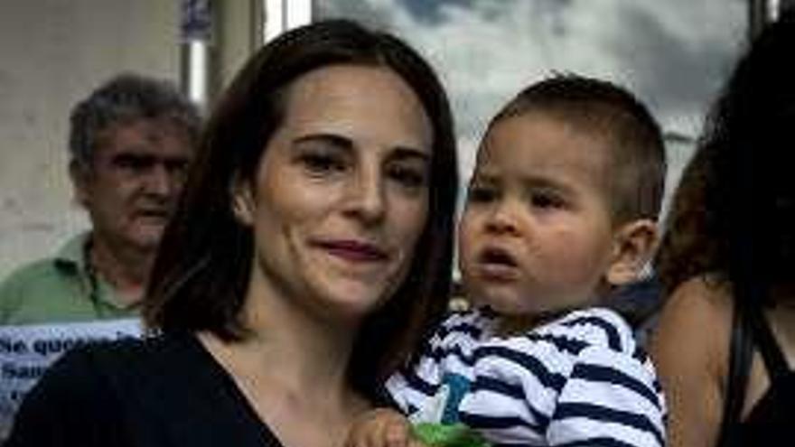 Ana Belén y su hijo. // B. Lorenzo