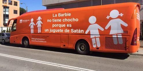 Las críticas al vehículo transfóbico del colectivo ultracatólico corren en forma de humor por las redes sociales.