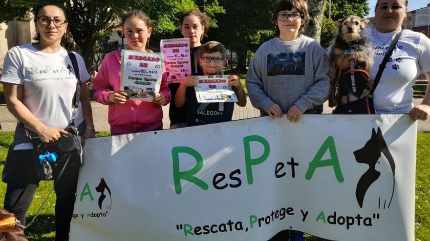 Un mercadillo en el Eguren conciencia sobre el reciclaje y recauda fondos para una protectora