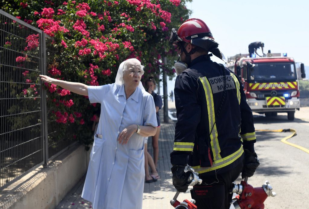 Las imágenes del incendio que ha obligado a desalojar un convento en Guadalupe