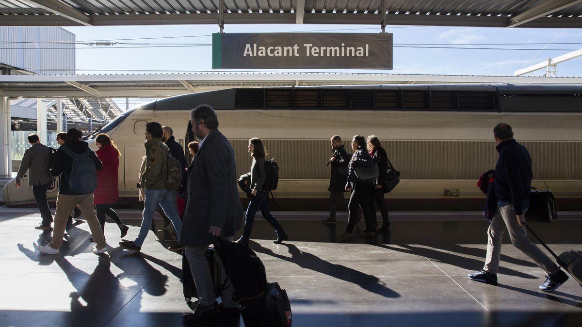 Pasajeros que llegan a Alicante en AVE desde Madrid.