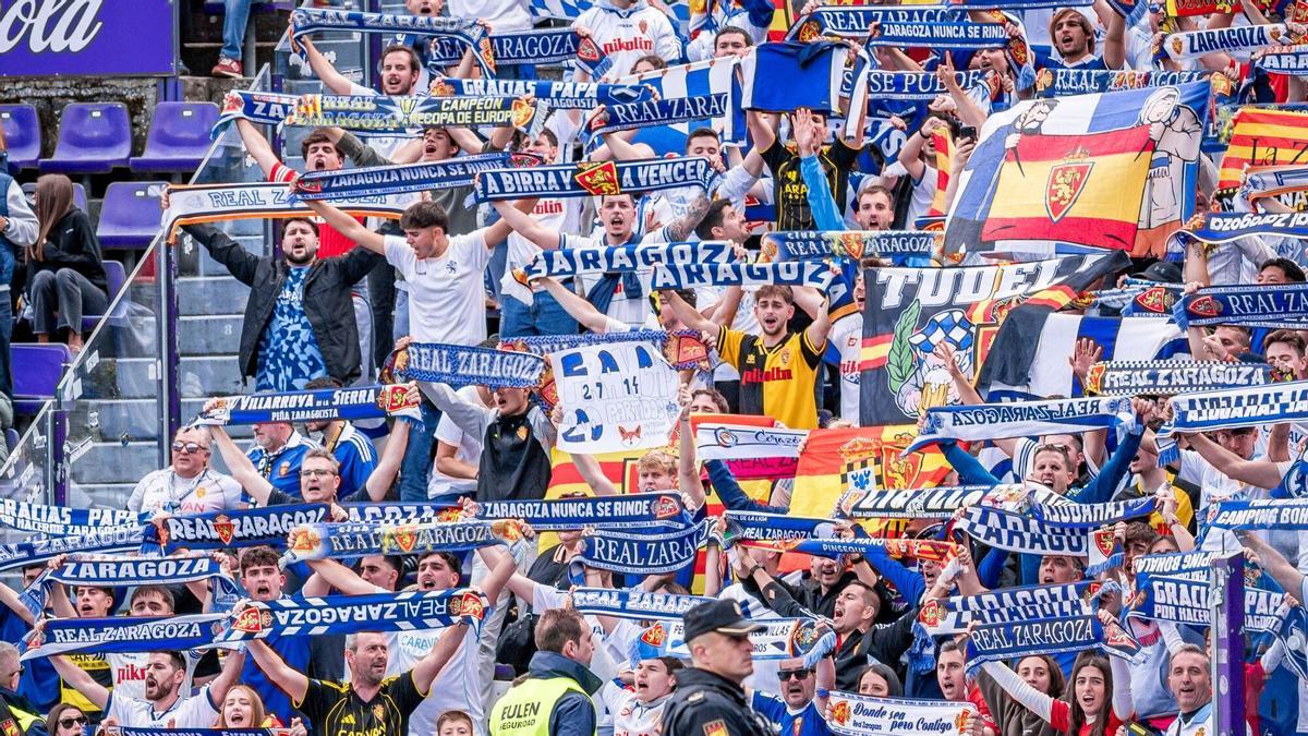 Aficionados del Real Zaragoza apoyan al equipo durante el partido en el José Zorrilla.