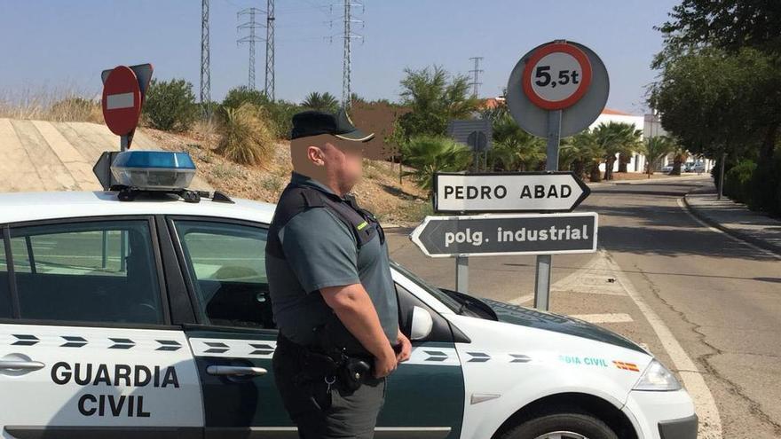 Una patrulla de la Guardia Civil en una de las entradas a Pedro Abad.