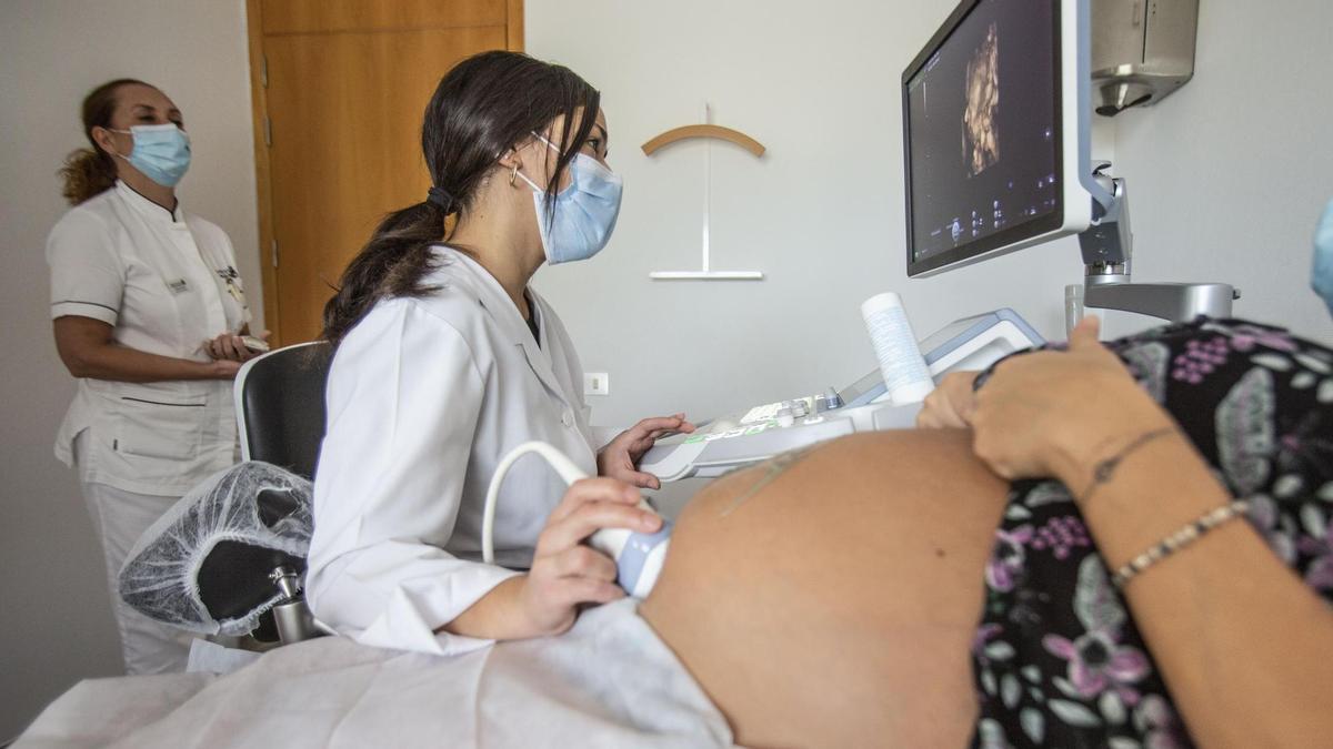 Una ecografía a una embarazada en imagen de archivo