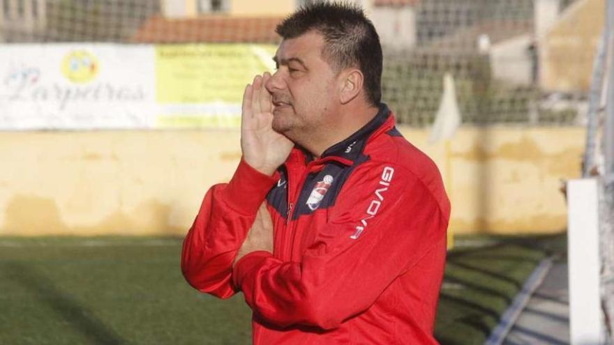 Aurelio Estévez, en una imagen de la temporada pasada en el banquillo del Domaio. // Santos Álvarez