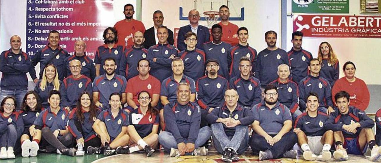 Imagen de todos los entrenadores y delegados del Sa Pobla BÃ squet en el dÃ­a de su presentaciÃ³n oficial.