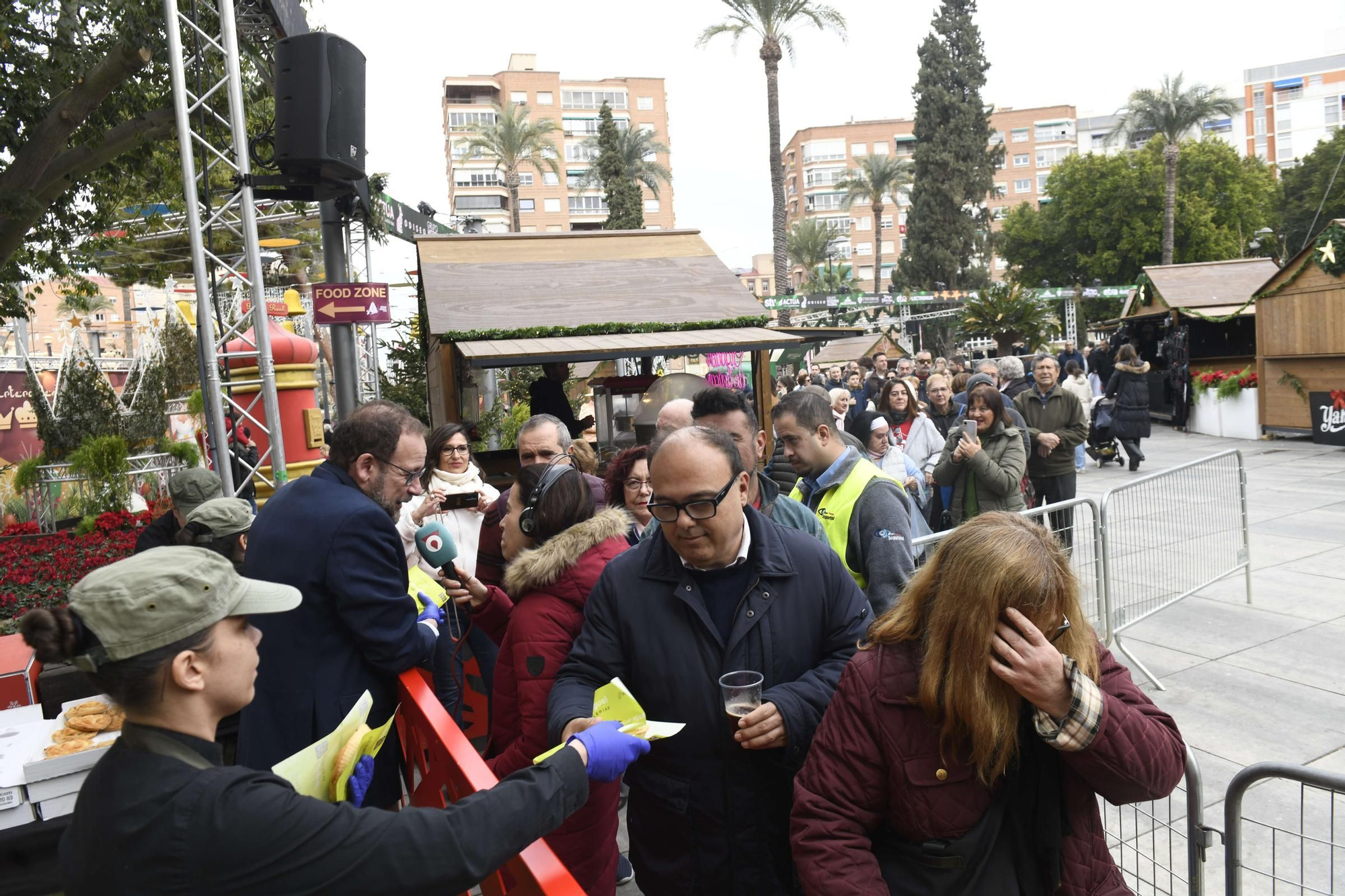 Reparto de pasteles de carne y marineras en la Plaza Circular de Murcia