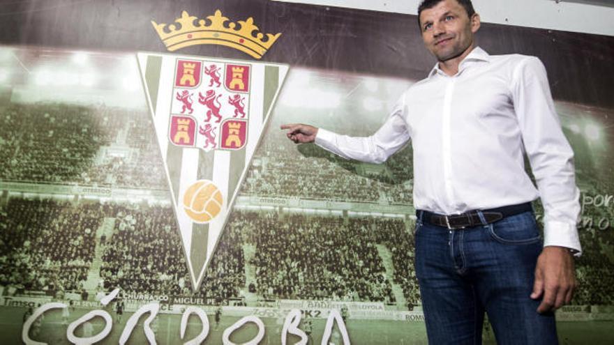 ´Djuka´ posa junto al escudo del Córdoba en su presentación.