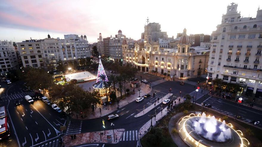 Vista de la plaza del Ayuntamiento de Valencia al anochecer