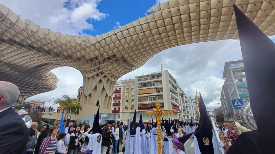 Vídeo | La Cruz de Guía de San Benito ya ha llegado a las Setas de La Encarnación