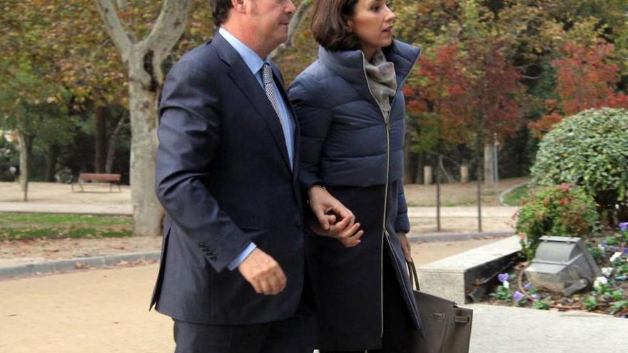 Fernando Masaveu y Carolina Compostizo, a su llegada al tanatorio.