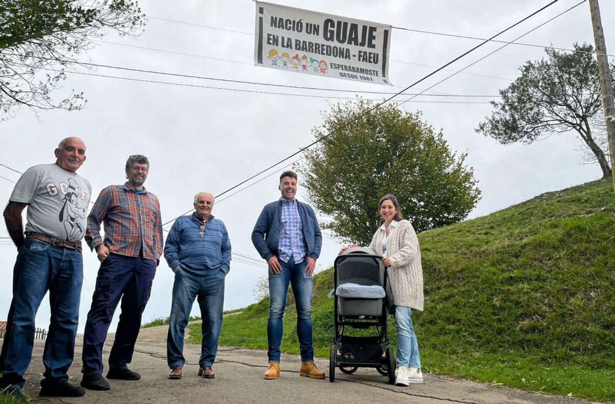 El primer niño nacido en La Barredona (Celles) en sesenta años  | I. G.