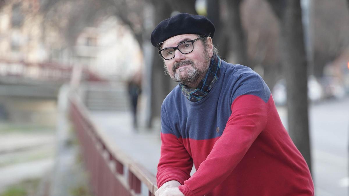 El poeta Edu Sívori retratat a Girona en una fotografia d'arxiu.