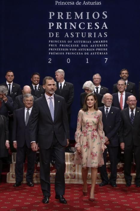 El Rey Felipe VI impone las insignias a los galardonados con los premios "Princesa de Asturias" 2017