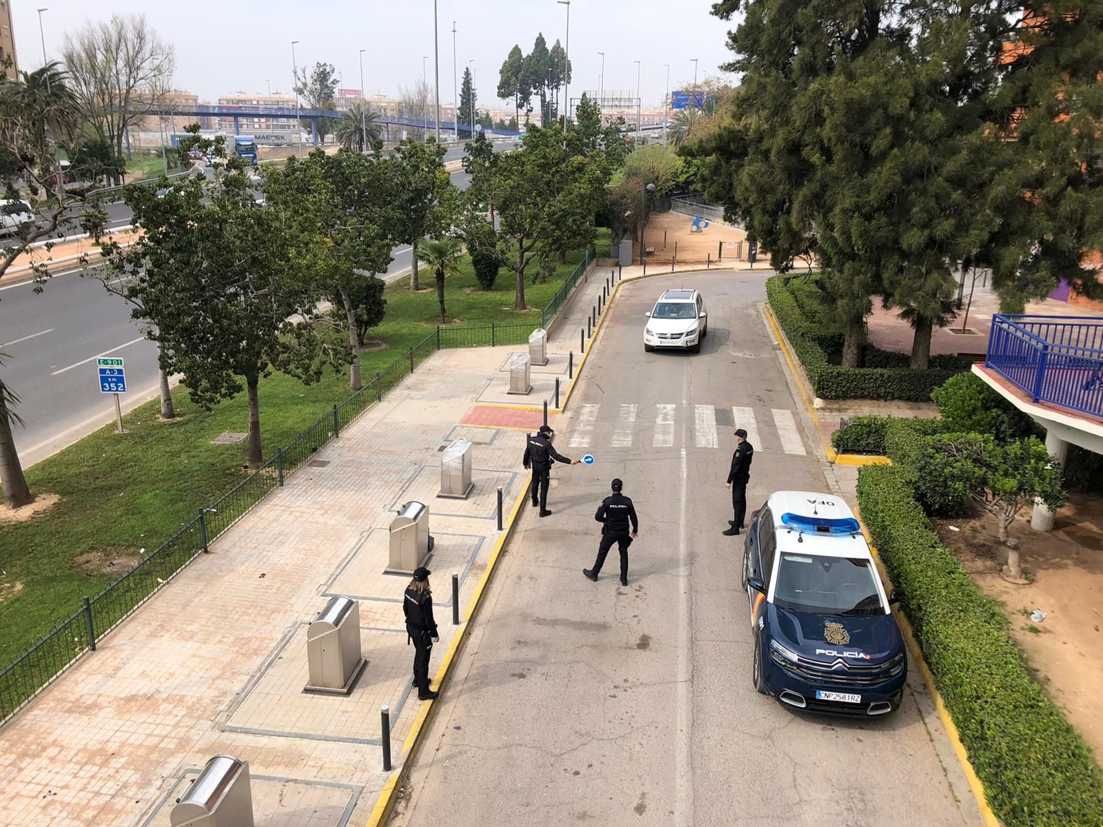 Control policial en la Avenida del Cid a la entrada de València desde Mislata