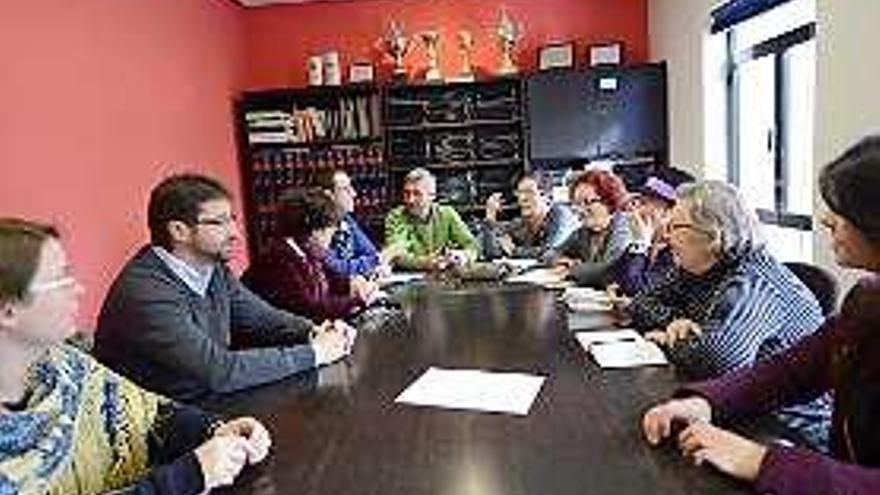 Reunión de los alcaldes con representantes de las asociaciones de mujeres.