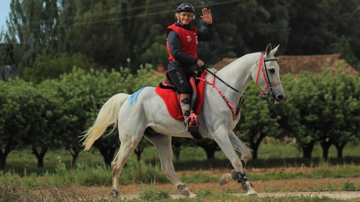 Cati Mas, con uno de sus caballos en el Raid de Ademuz