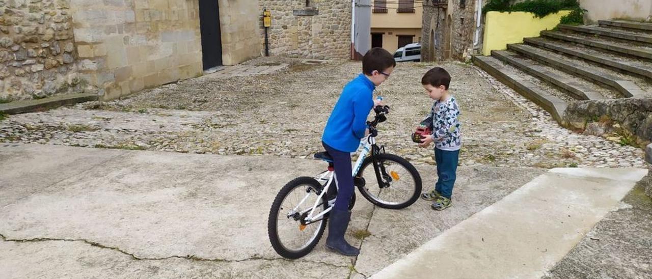 Dos niños juegan en la calle en Herbers.