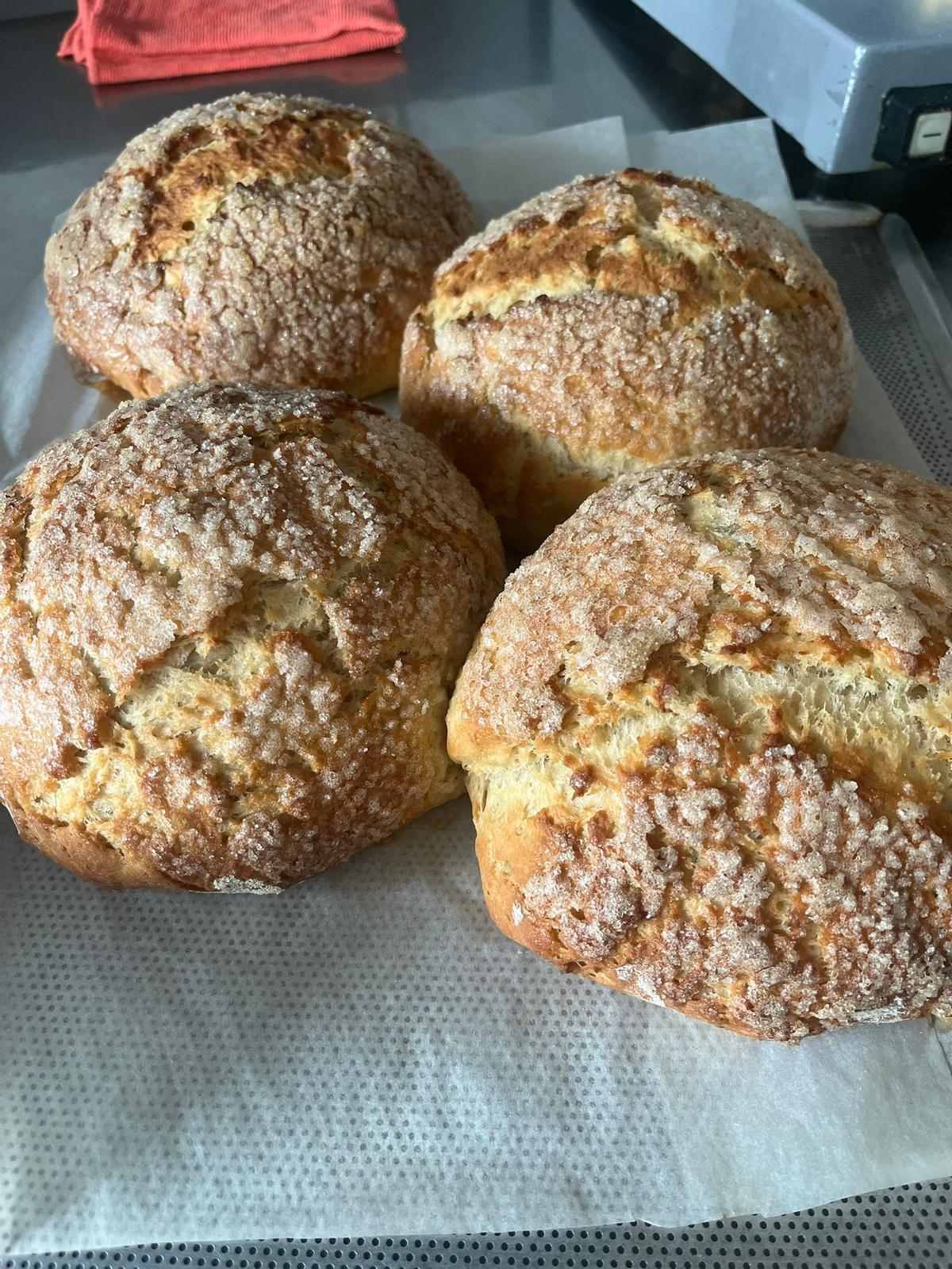 Bollos de Pascua horneados.